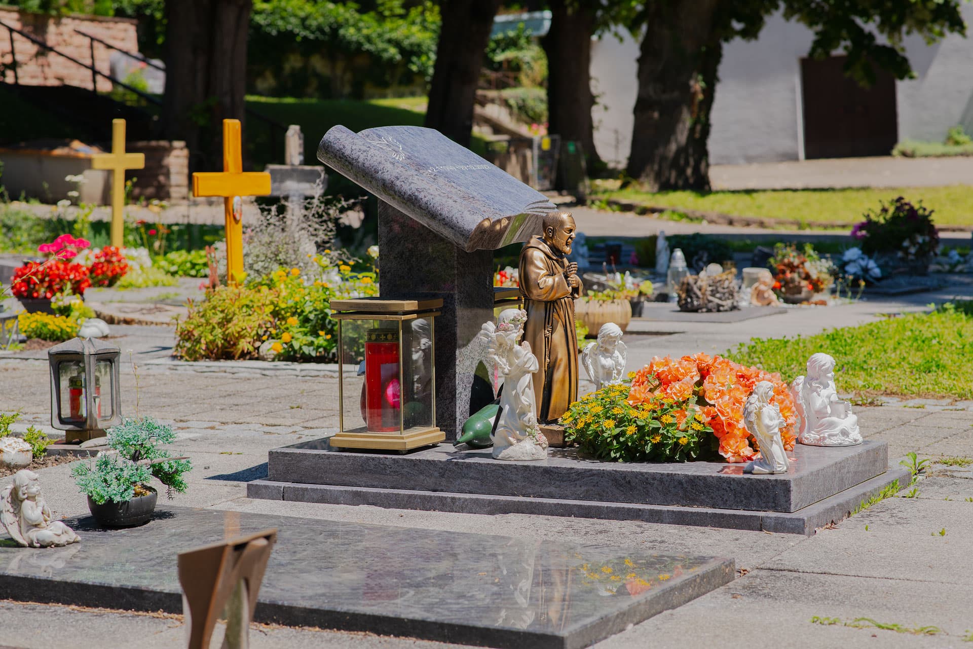 Bestattungen auf dem Friedhof St. Peter Bietigheim - Kuhn Bestattungen Friedhof St. Peter in Bietigheim mit Blumenschmuck - Kuhn Bestattungen.