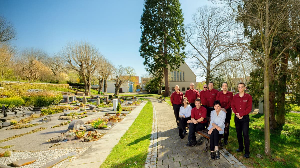 Kuhn Bestattungen – Ihr Bestatter in Bietigheim-Bissingen Teamfoto von Kuhn Bestattungen in Bietigheim-Bissingen auf dem Friedhof