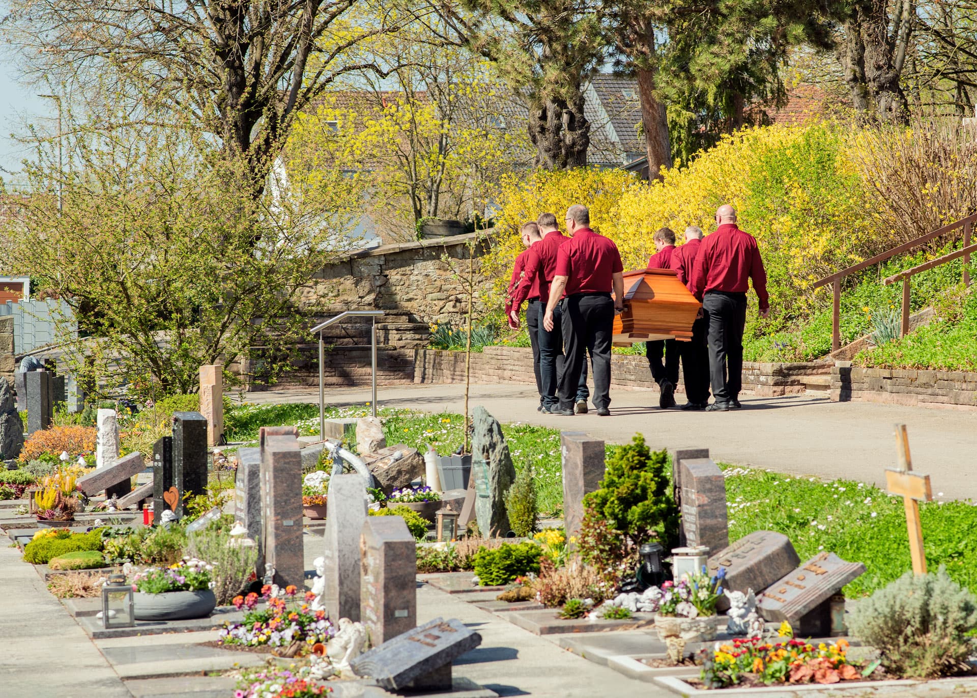 Der letzte Weg – würdevoll begleitet von Kuhn Bestattungen Sargträger-Team von Kuhn Bestattungen beim Gang durch den Friedhof in Asperg