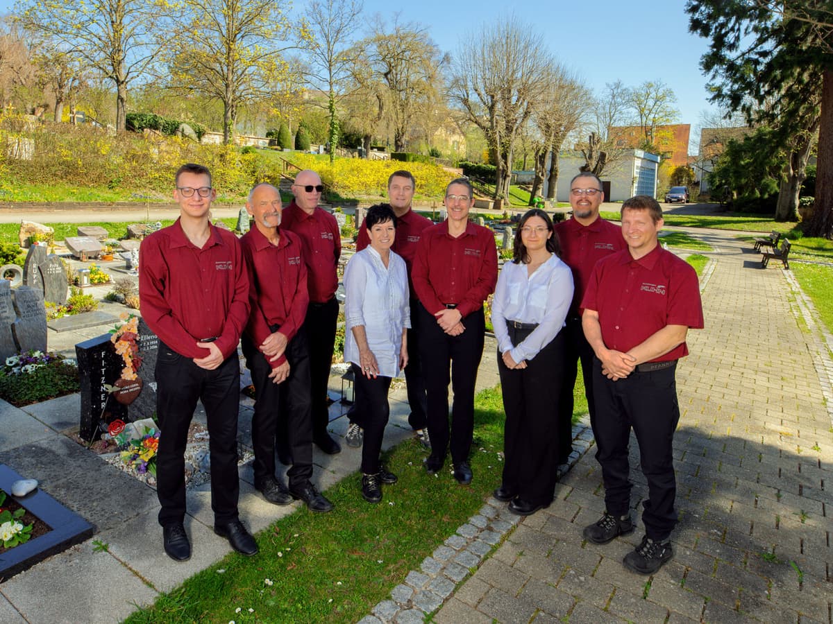 Kuhn Bestattungen – persönlich, einfühlsam, engagiert Team von Kuhnbestattungen Asperg auf dem Friedhof, bereit für einfühlsame Begleitung im Trauerfall