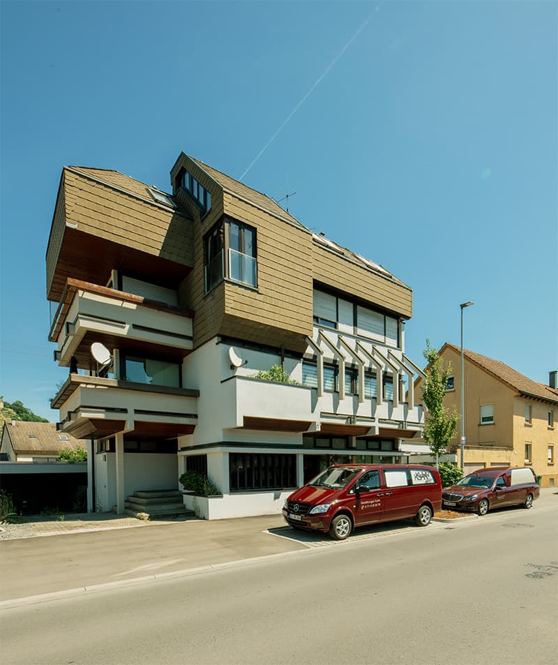 Bestattungshaus Kuhn Bestattungen in Asperg mit Firmensitz in der Eglosheimer Straße 29. Moderne Räumlichkeiten für Trauerberatung und Bestattungsorganisation.