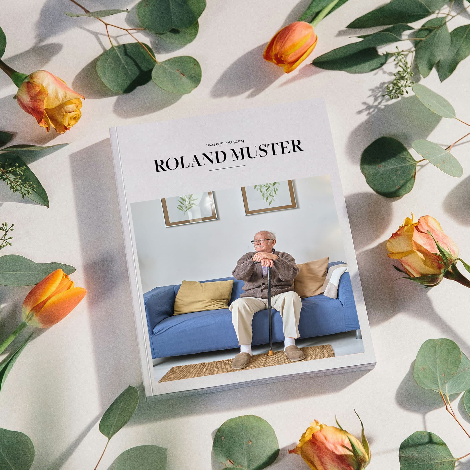 Erinnerungsdruck für Roland Muster, gestaltet von Kuhn Bestattungen. Mit einem Bild des Verstorbenen und einem liebevoll arrangierten Layout mit gelben Rosen und Eukalyptus.