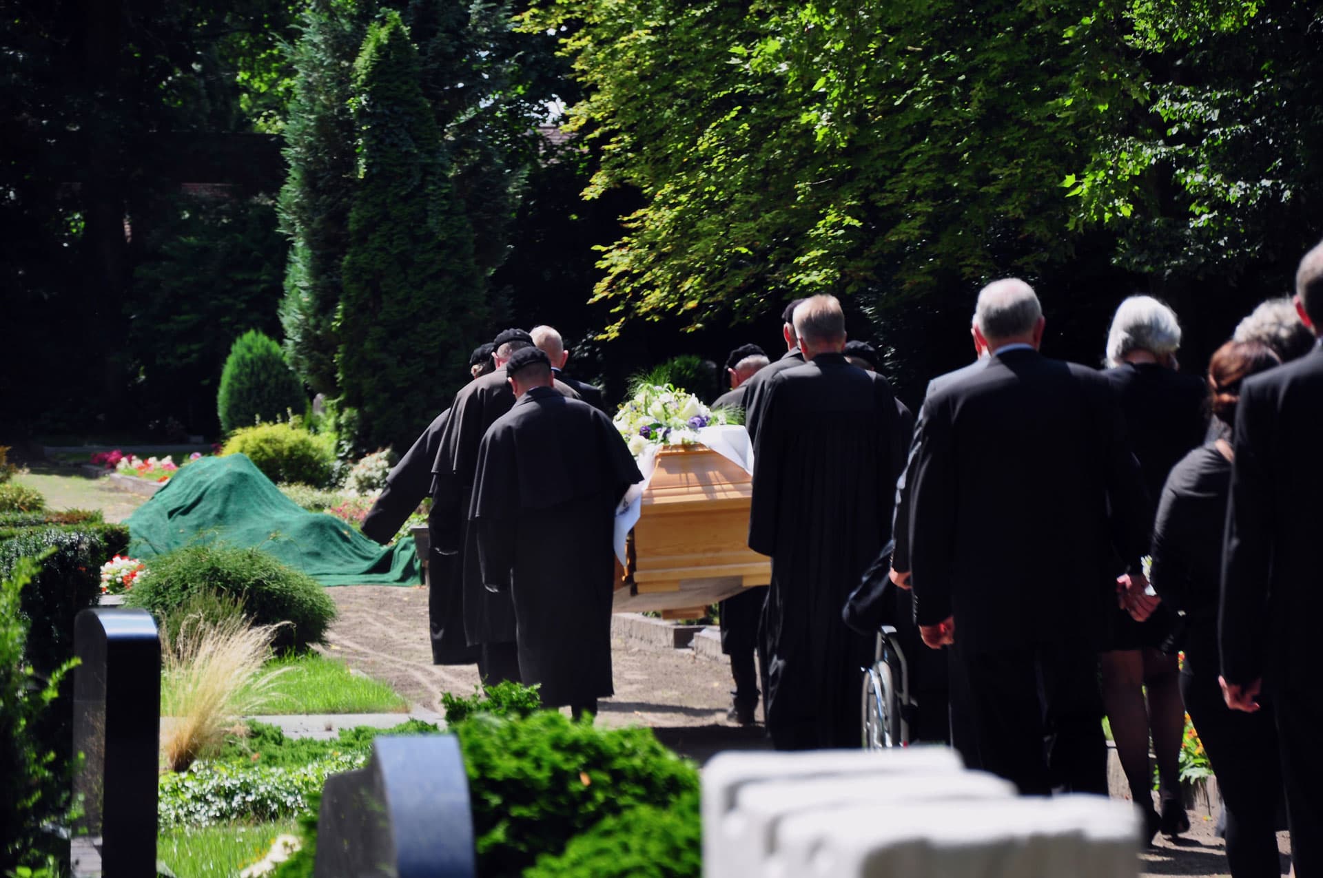 Sargträger bei einer Beerdigung auf dem Friedhof Oßweil, organisiert von Kuhn Bestattungen.