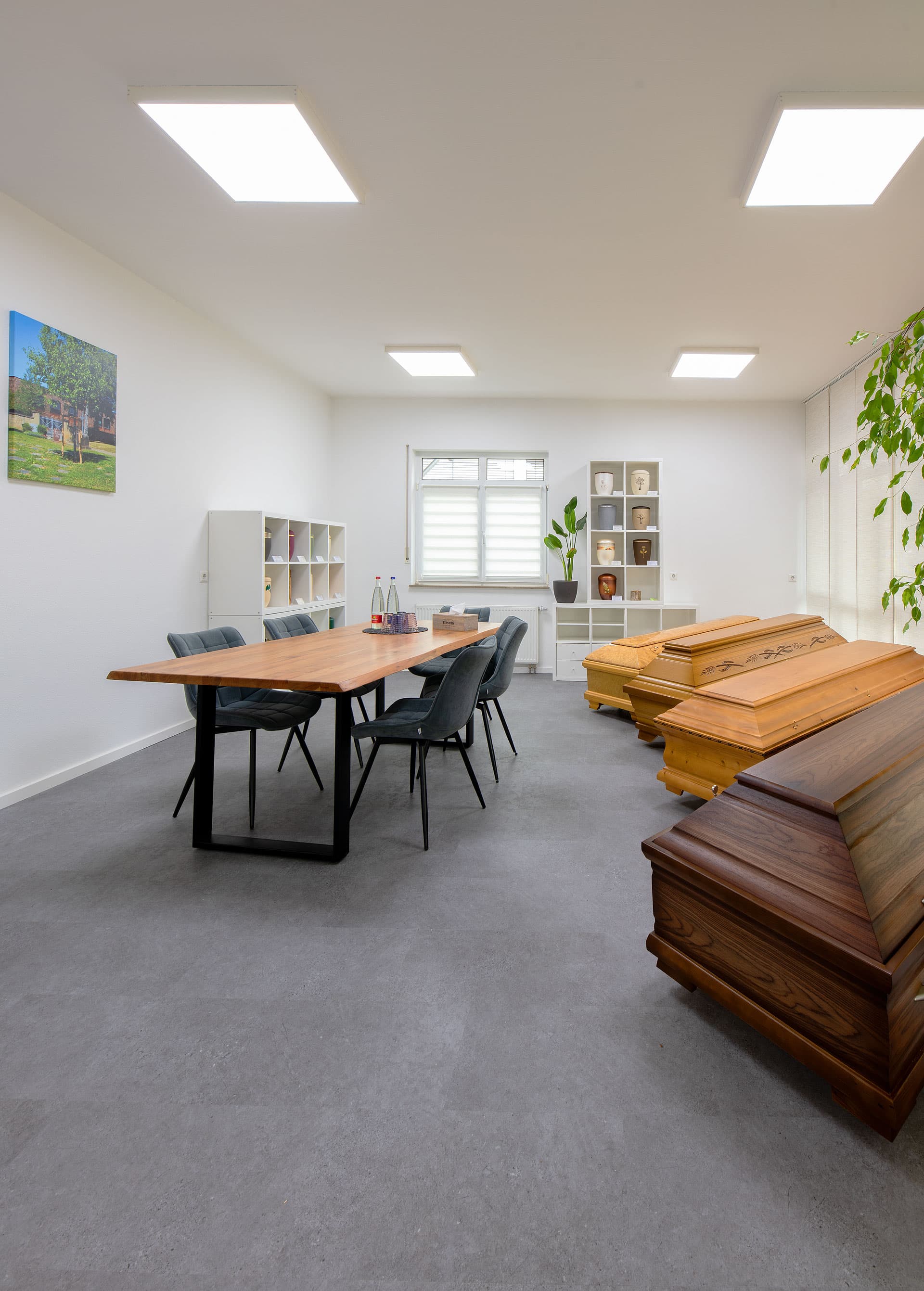 Beratungsraum mit Sarg- und Urnenausstellung bei Kuhn Bestattungen in Schwieberdingen