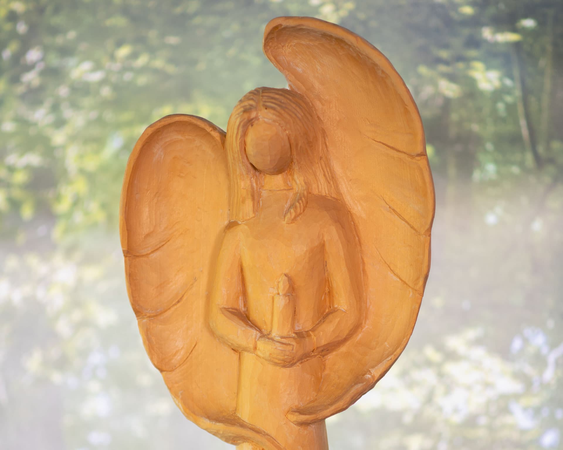Holzengel-Skulptur bei anonymen Bestattungen von Kuhn Bestattungen, Bestatter Asperg