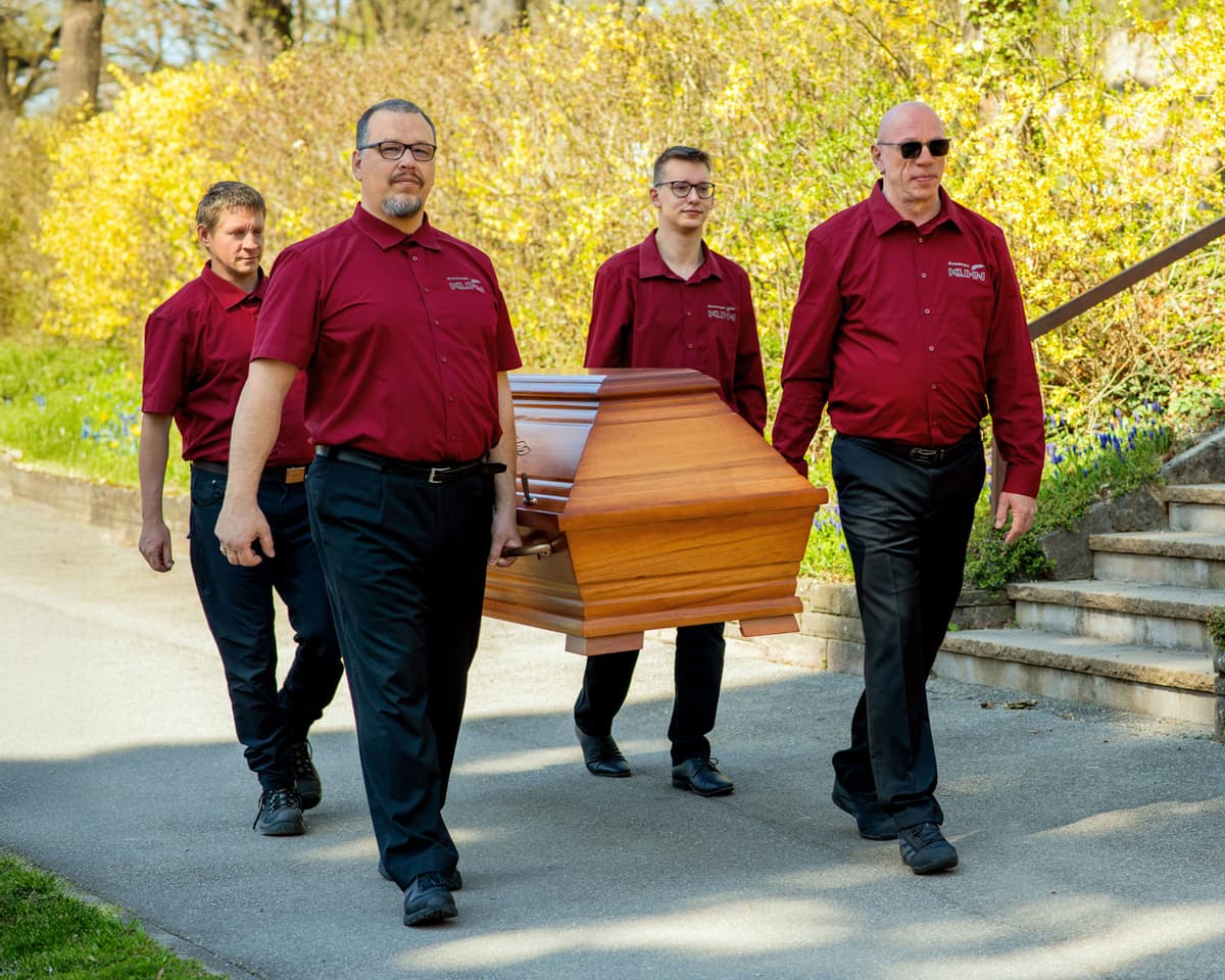 Mitarbeiter kuhnbestattungen asperg sargtransport friedhof 9