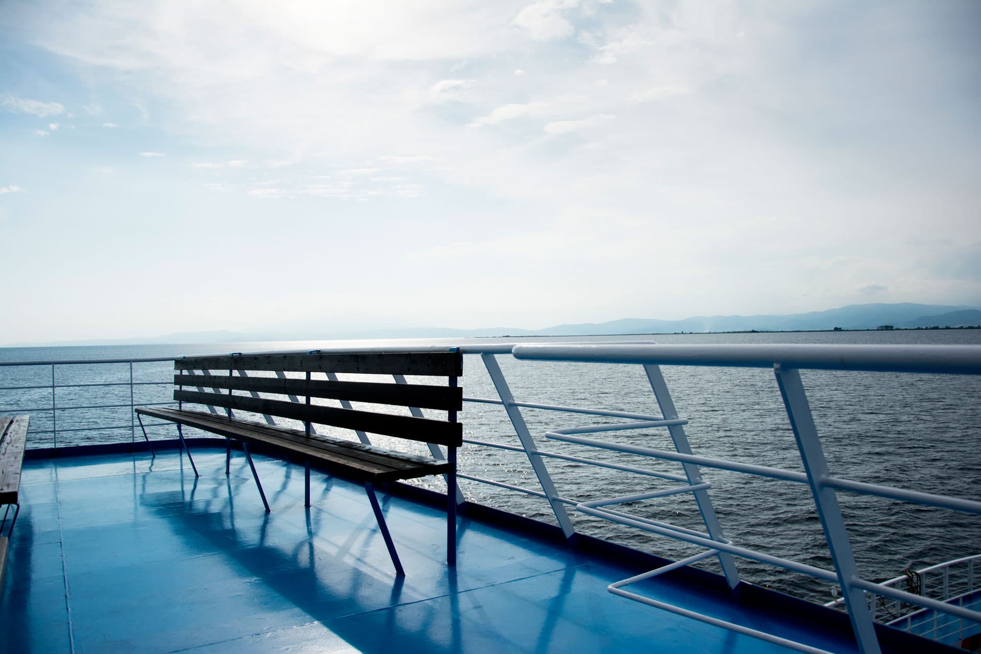 Blick auf ein leeres Schiffsdeck auf dem Meer, symbolisch für eine Seebestattung, organisiert von Kuhn Bestattungen in Asperg, Möglingen und Ludwigsburg.