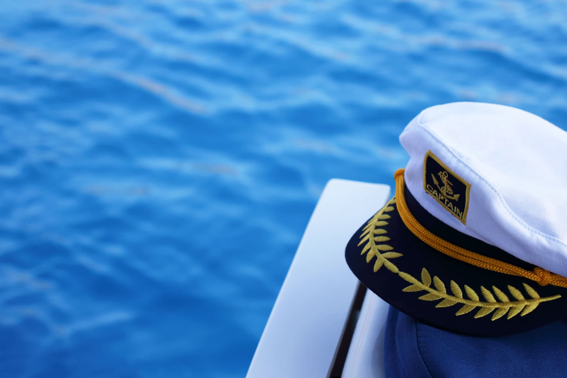 Kapitänsmütze auf einem Boot, symbolisch für eine Seebestattung, organisiert von Kuhn Bestattungen in Asperg, Möglingen und Ludwigsburg.