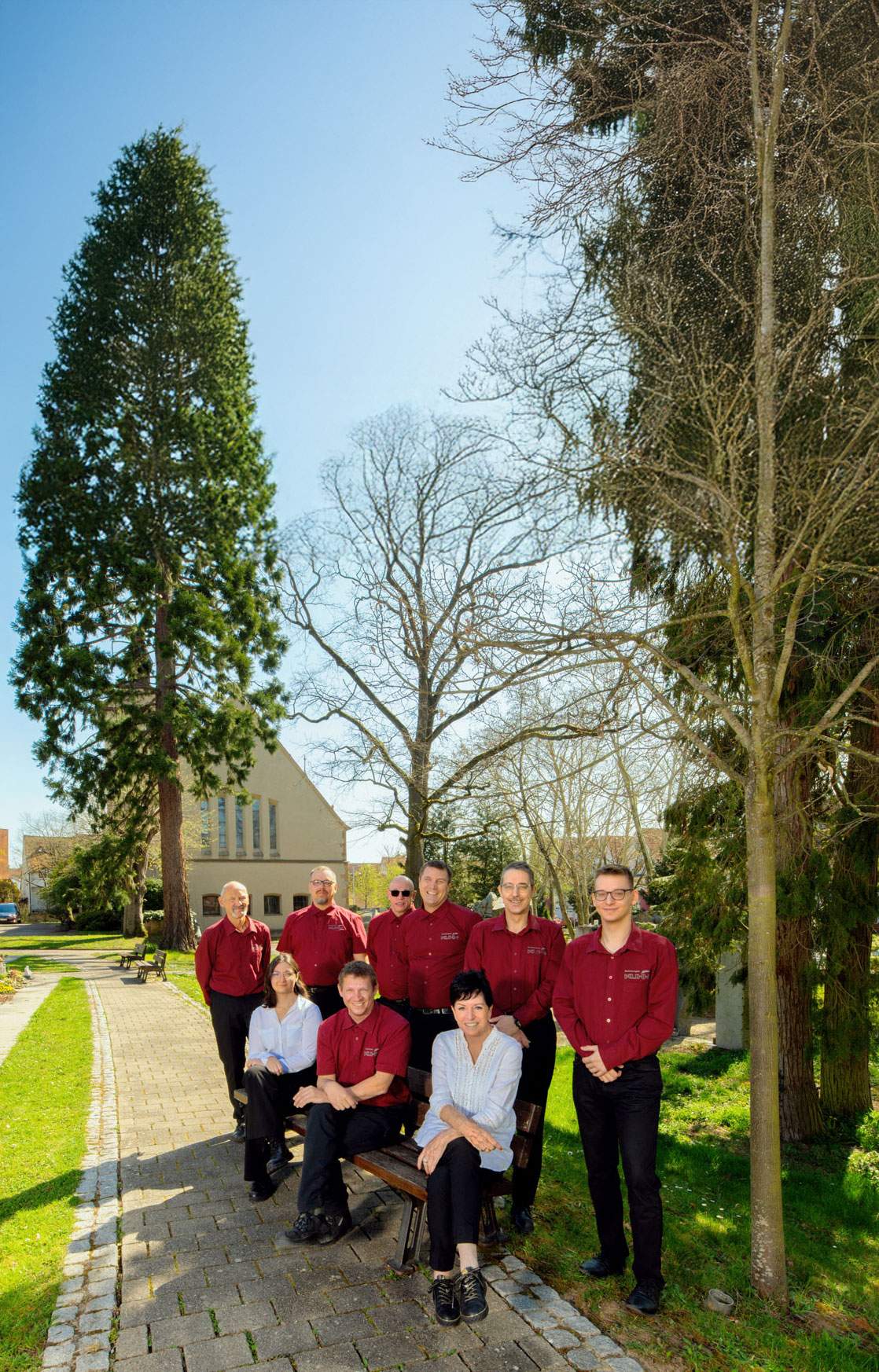 Das Team von Kuhn Bestattungen gemeinsam auf dem Friedhof in Asperg