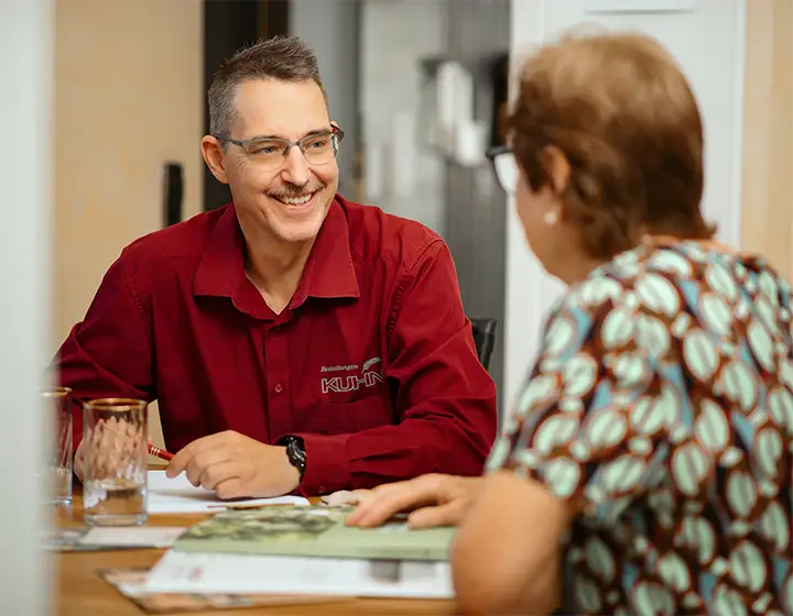 Bestattungsvorsorge mit Michael Groshaupt – Kuhn Bestattungen Michael Groshaupt von Kuhn Bestattungen in Asperg bei einem Beratungsgespräch zur Bestattungsvorsorge. Individuelle Planung und Absicherung der eigenen Bestattung in Asperg, Möglingen und Ludwigsburg.
