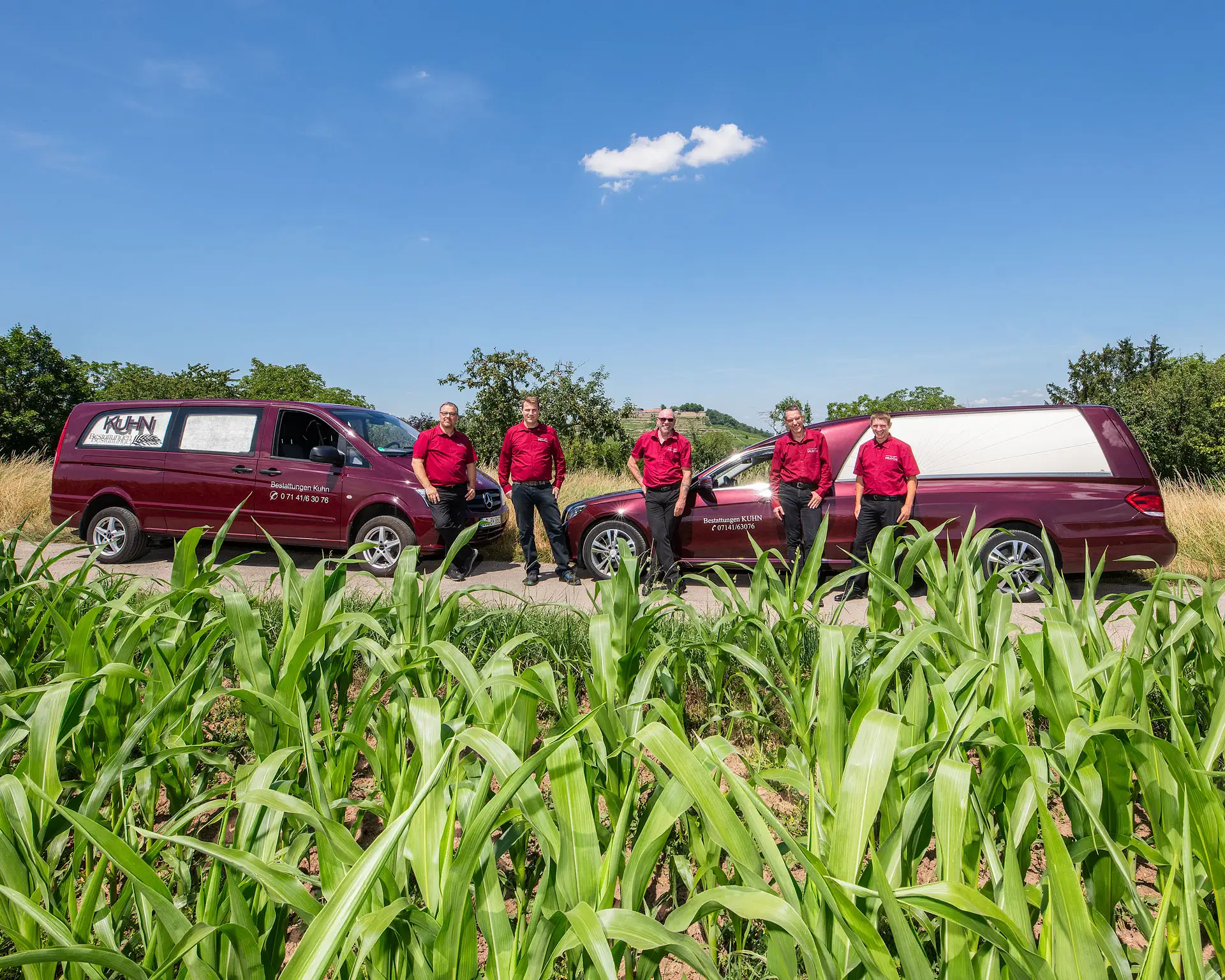 Bestattungsfahrzeuge bei Kuhn Bestattungen – Würdevoller Transport Bestattungsfahrzeuge von Kuhn Bestattungen in Asperg, abgebildet mit dem Team auf einer Landstraße. Transport von Verstorbenen auf respektvolle und würdevolle Weise in Asperg, Möglingen und Ludwigsburg.