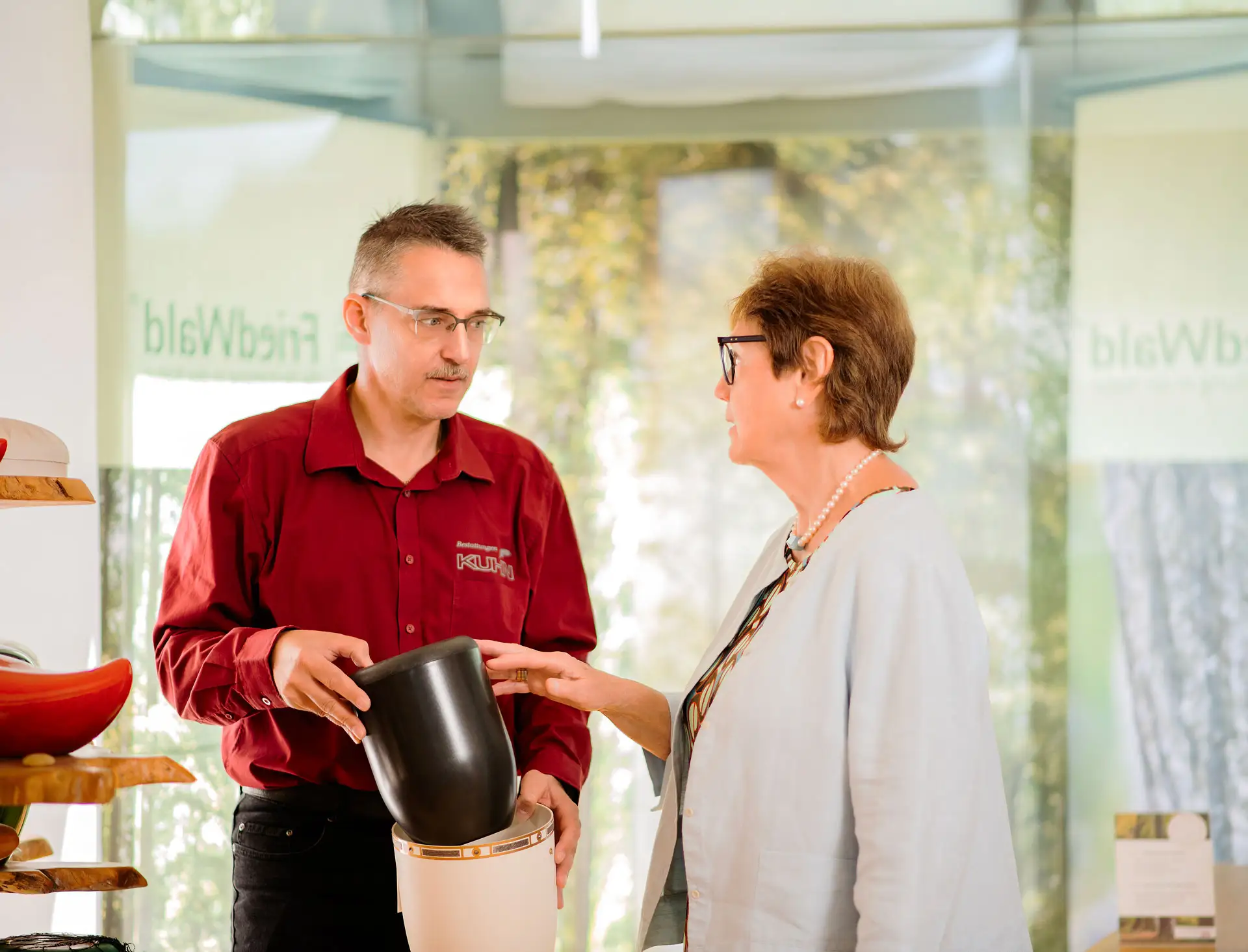 Individuelle Beratung zur Bestattungsvorsorge mit Michael Groshaupt – Kuhn Bestattungen Michael Groshaupt von Kuhn Bestattungen bei einer individuellen Beratung zu Bestattungsarten. Unterstützung bei der Wahl zwischen Erdbestattung, Feuerbestattung, Seebestattung und Waldbestattung in Asperg, Möglingen und Ludwigsburg.