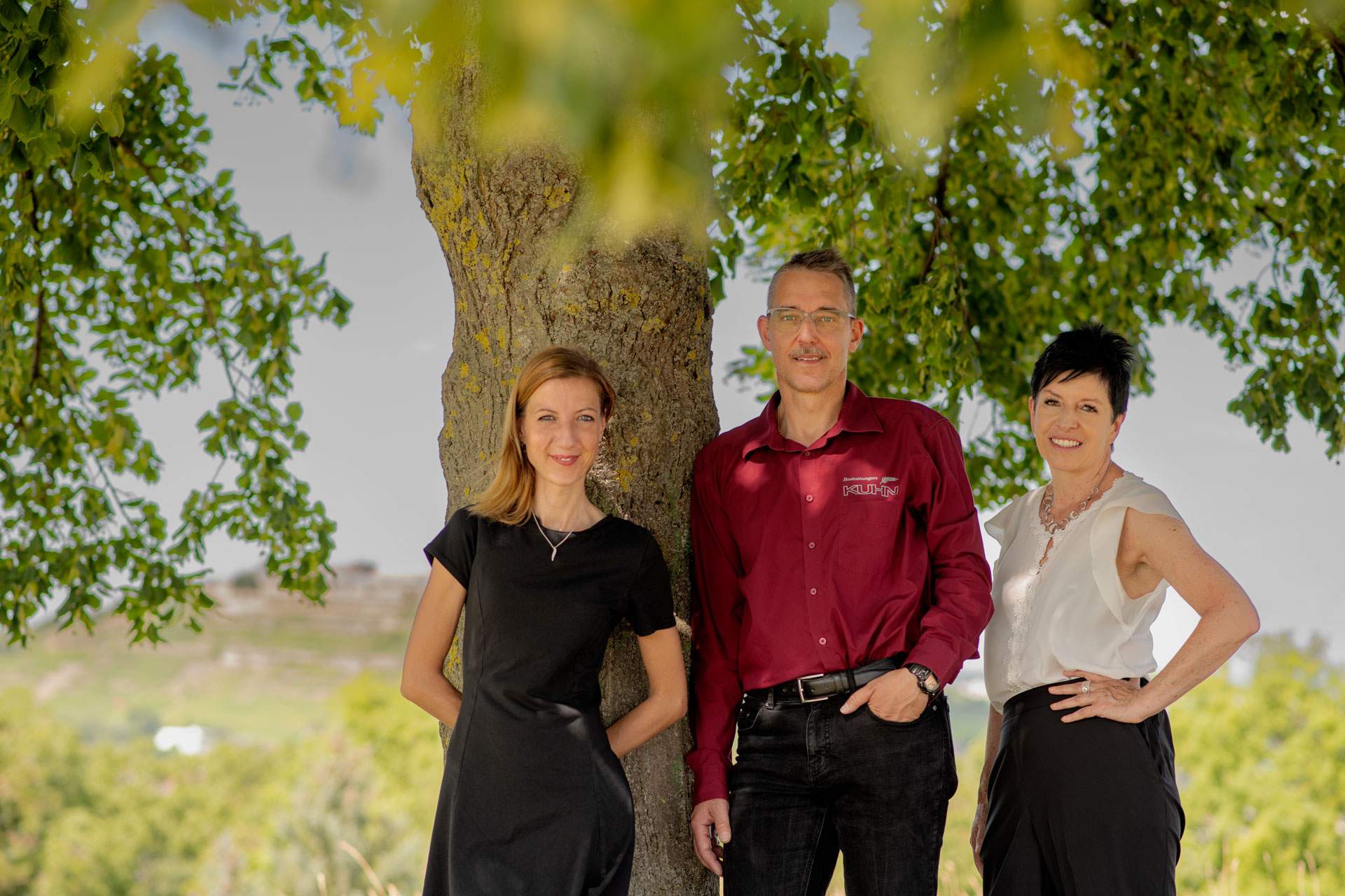 Das Team von Kuhn Bestattungen in Asperg unter einem Baum - Bestattungsinstitut Asperg, Bestatter Asperg