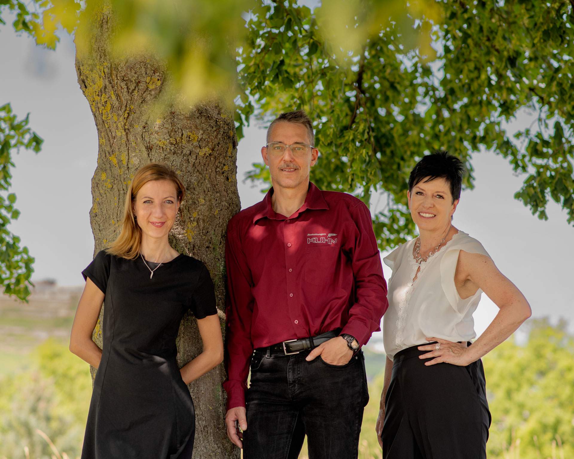 Das Team von Kuhn Bestattungen in Asperg unter einem Baum - Bestattungsinstitut Asperg, Bestatter Asperg, Trauerfall