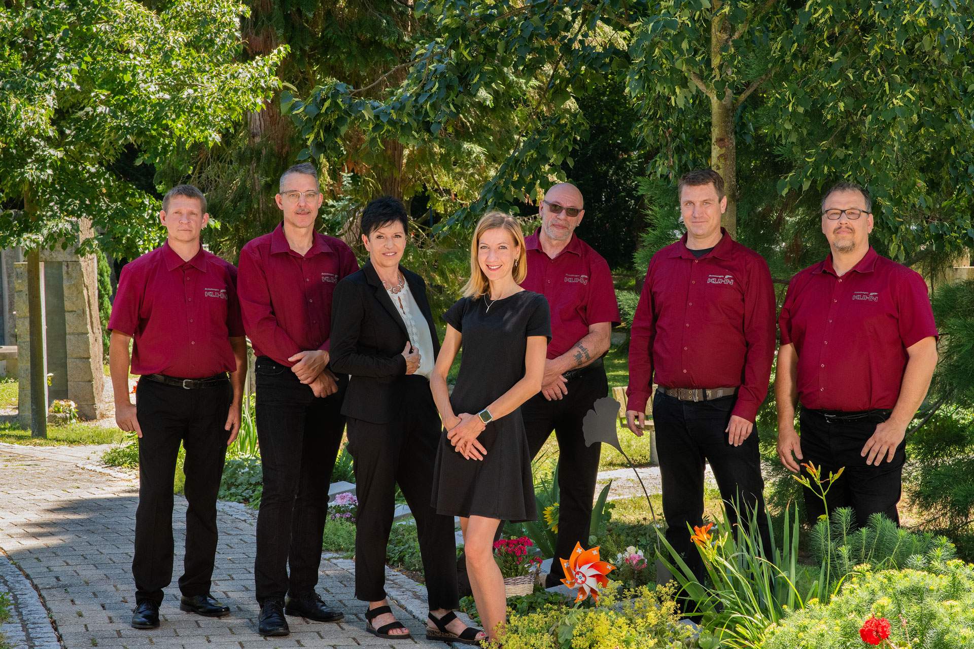 Das Team von Kuhn Bestattungen in Asperg. Seit 1986 begleitet das Bestattungshaus Kuhn Angehörige in Ludwigsburg und Umgebung mit Herz und Einfühlungsvermögen.