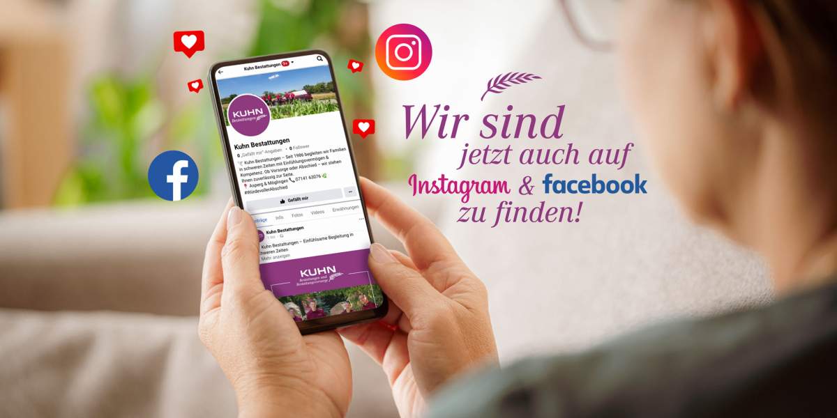 Eine Person hält ein Smartphone und betrachtet die Facebook-Seite von Kuhn Bestattungen. Im Hintergrund sind eine gemütliche Wohnumgebung und Pflanzen zu sehen. Überlagerter Text weist auf die neue Präsenz des Bestattungsunternehmens auf Instagram und Facebook hin, begleitet von Social-Media-Symbolen und Like-Icons.