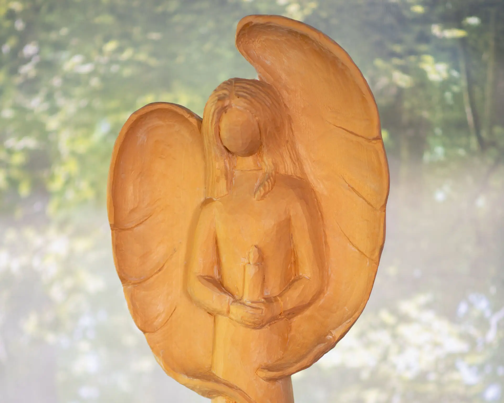 Holzengel bei anonymen Bestattungen – Kuhn Bestattungen Asperg Holzengel-Skulptur bei anonymen Bestattungen von Kuhn Bestattungen, Bestatter Asperg