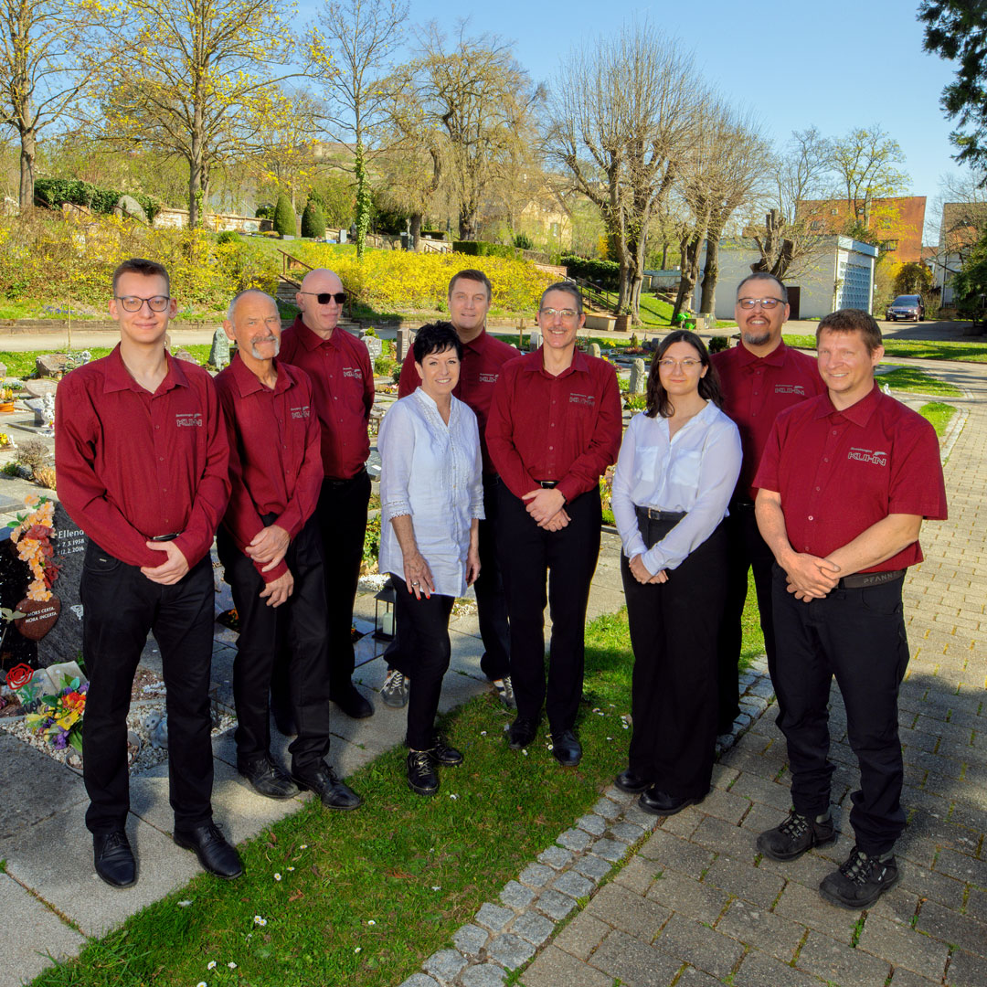 Mit Herz, Erfahrung und Menschlichkeit für Sie da Team von Kuhn Bestattungen in quadratischer Ansicht auf dem Friedhof in Asperg